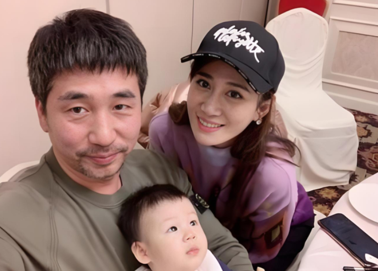 54岁沙宝亮近况曝光！与朱娜离婚后娶戴笑盈，婚姻幸福成人生赢家