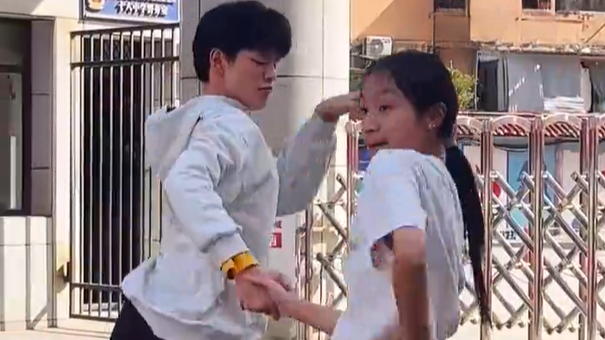 考生出考场表演空翻一字马，即兴热舞嗨爆全场
