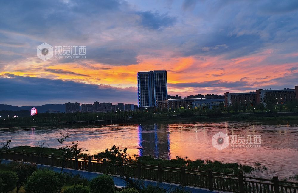 6月6日,江西省永新县禾水河两岸晚霞绚烂。落日余晖将天际染成金红,与静静流淌的河水、错落的建筑交相辉映。不少市民驻足岸边,沉醉于这如诗如画的夏日美景,感受城市的宁静与浪漫。