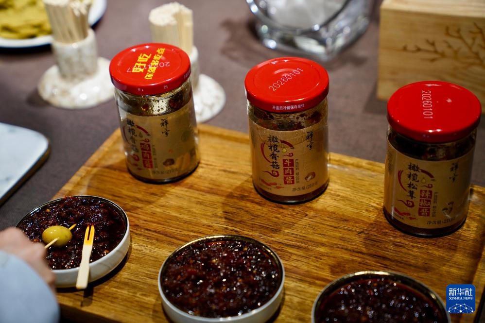 这是6月7日在甘肃省陇南市武都区一家油橄榄加工企业拍摄的橄榄油食品