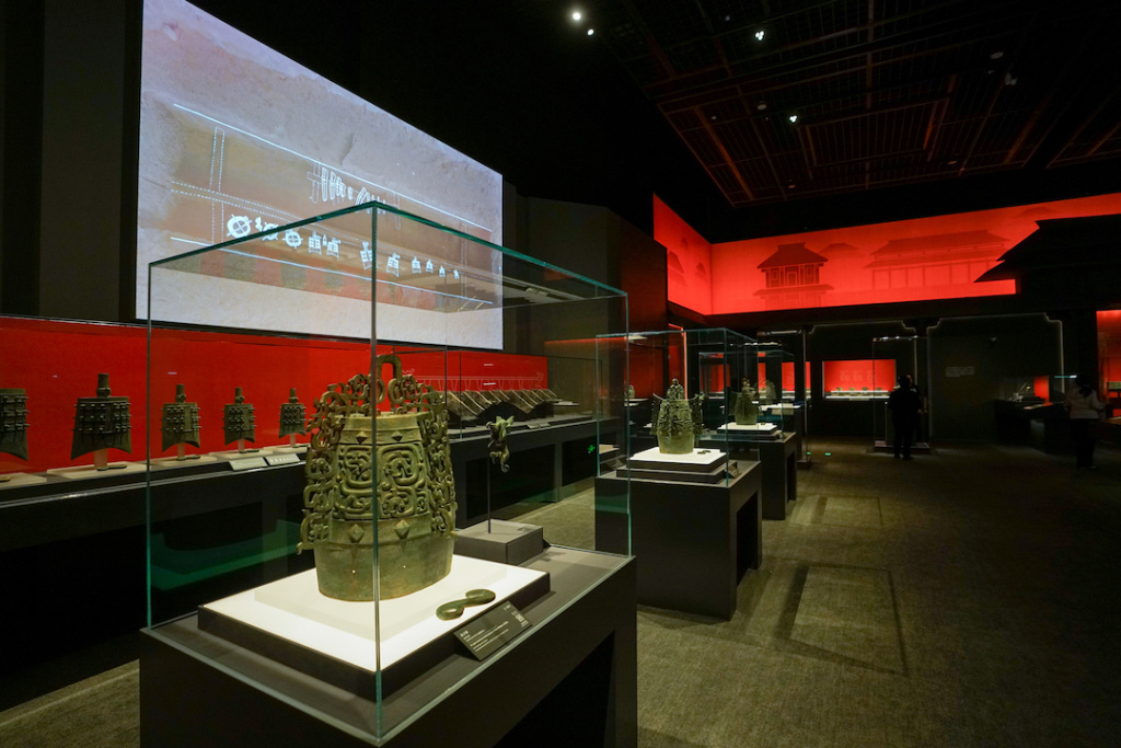 展览现场 展出大堡子山遗址出土礼乐器