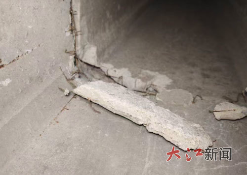 烟道接口处的缝隙。陶春霞摄