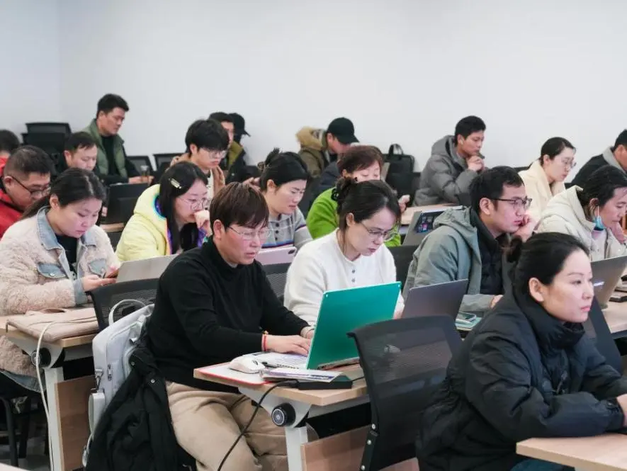 云龙夜校：下班后的“第二课堂”，正在改变一群人的夜晚