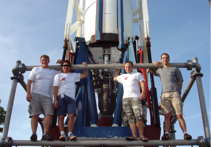 汤姆·穆勒(最右)领导了SpaceX发动机的设计、测试和建造工作。