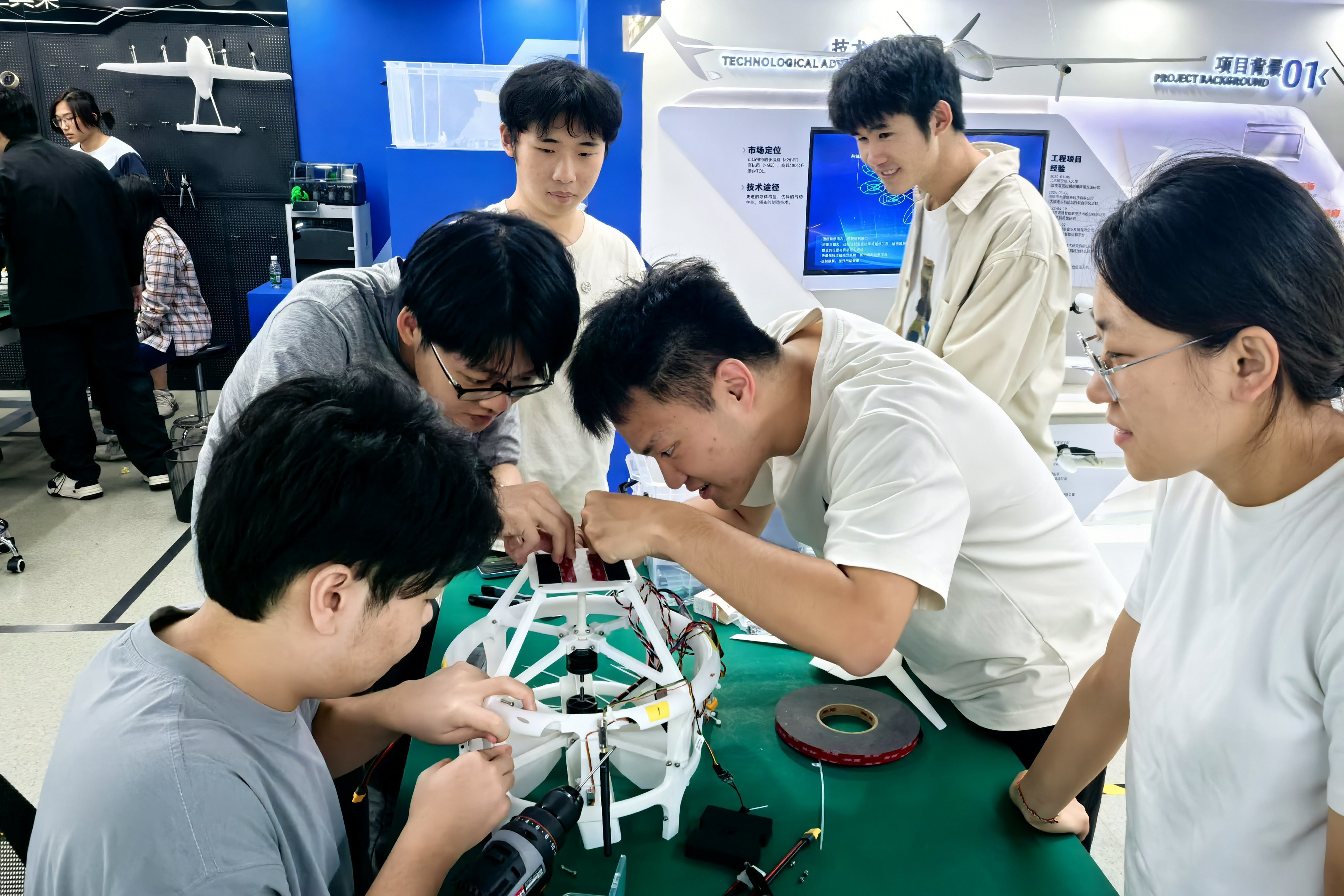 北师港浸大学生在课上学习与实操。