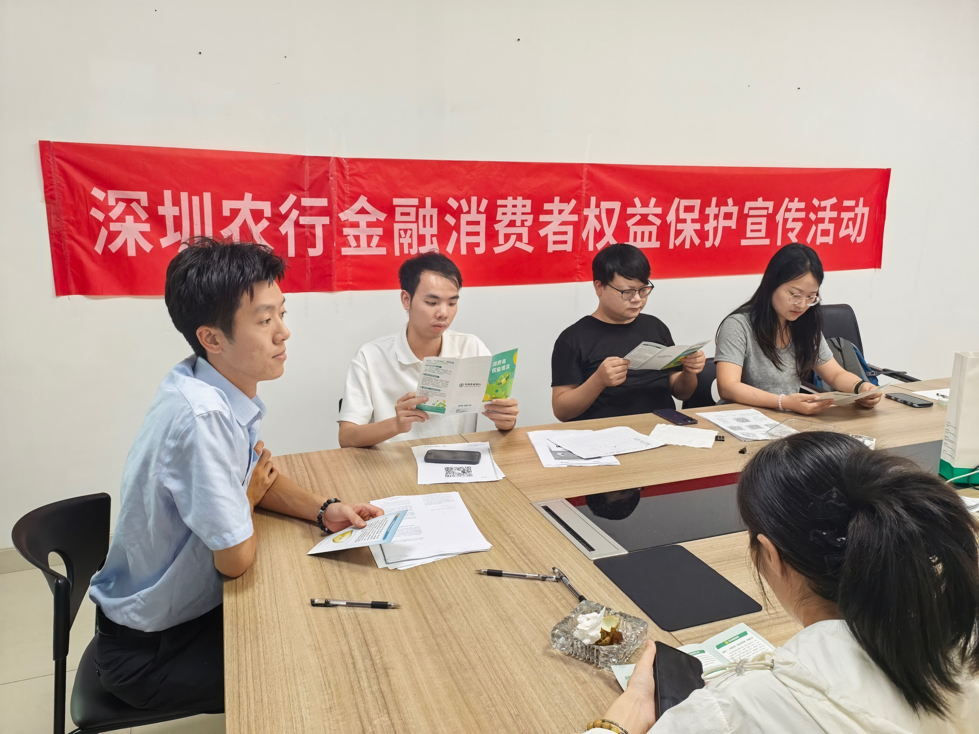 农行深圳光明支行开展“金融知识万里行”企业宣传活动