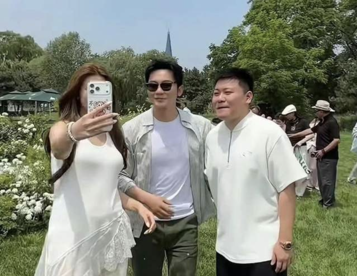 李晨同父异母妹妹大婚，大黑牛亲自到场祝福，合影曝光兄妹情深