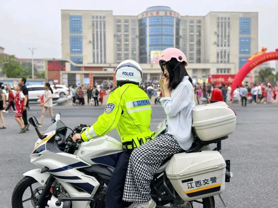 ▲峡江公安交警为考生暖心护航。（图片来源：峡江县公安）
