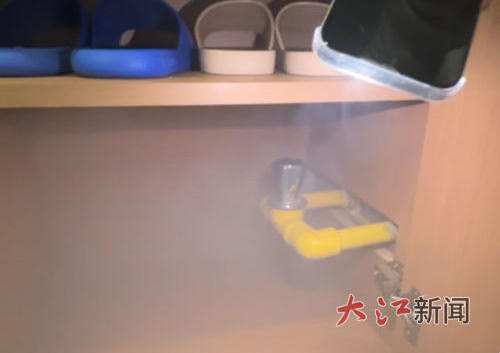鞋柜一处接口冒出浓烟。