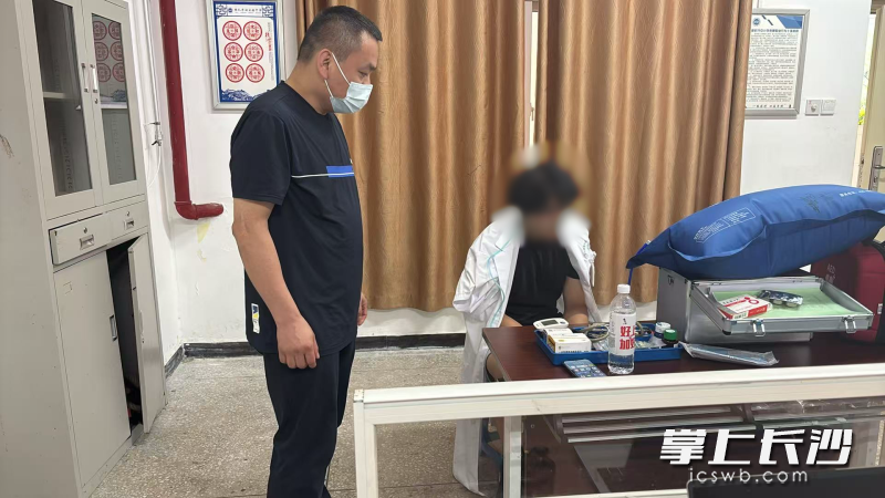考生在得到医护人员专业护理后,继续奔赴考场。图片均由通讯员 提供