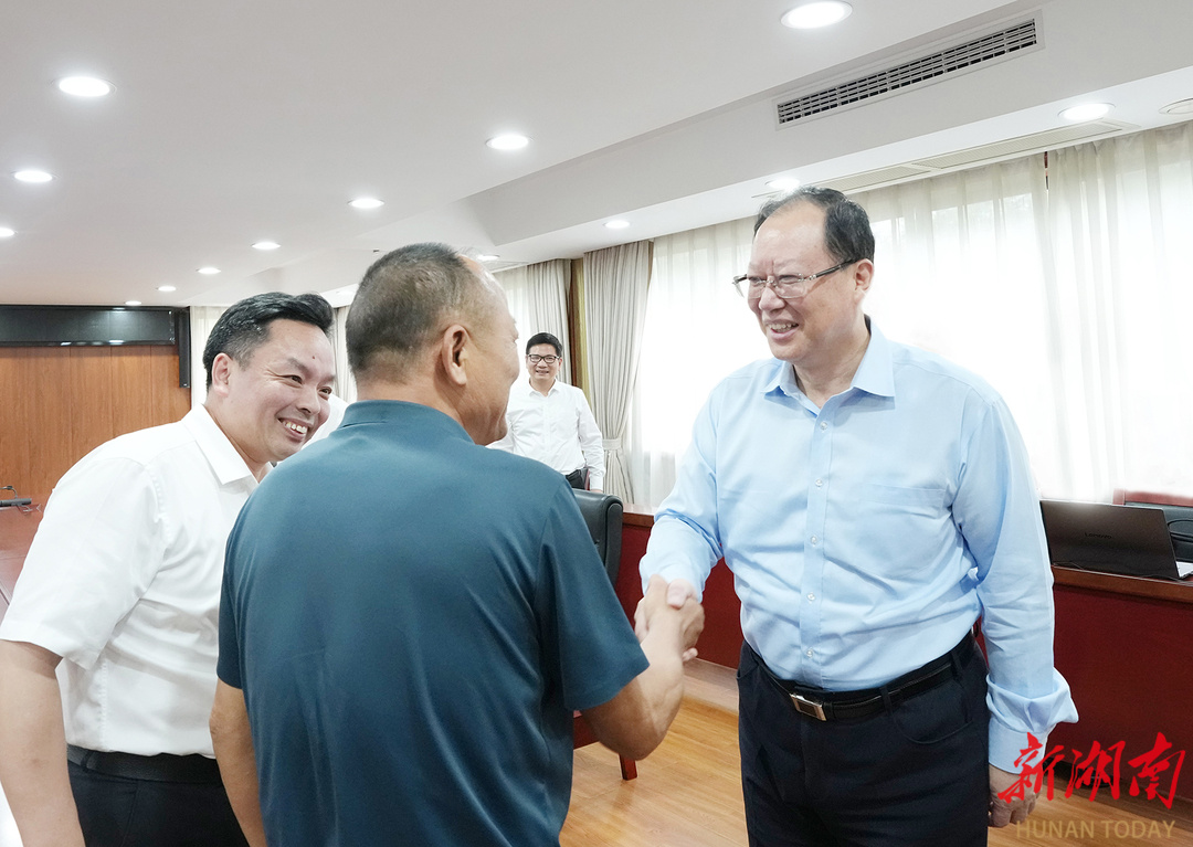 毛伟明在与信访群众面对面交流。
