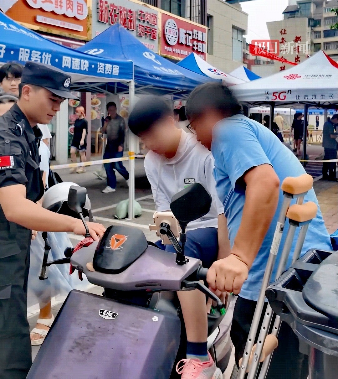 望必杰背着骨折考生出校门