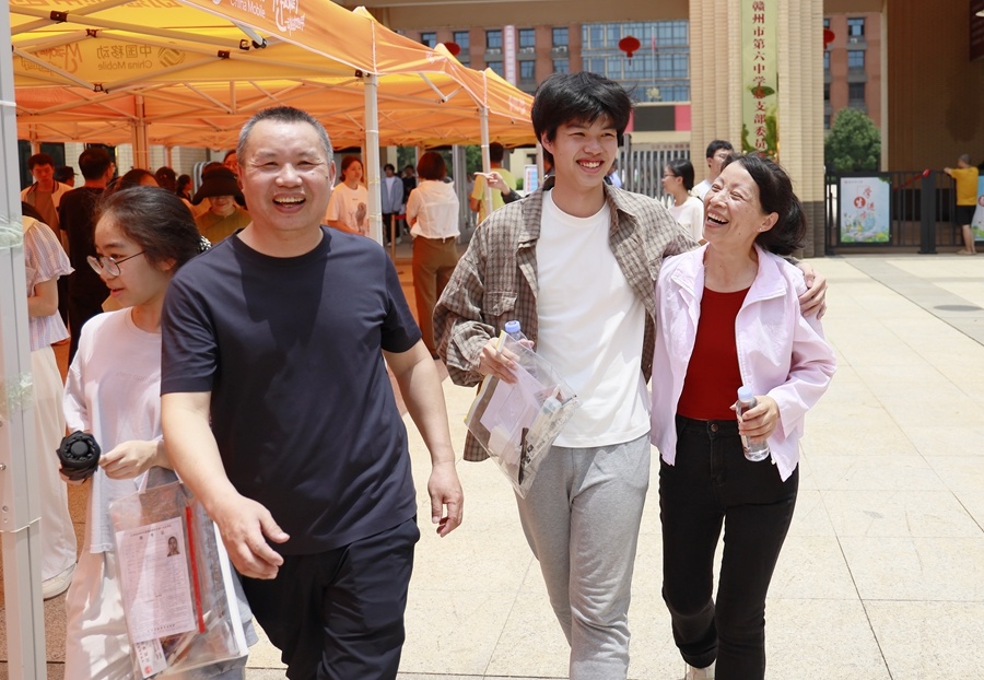 赣州六中考点,语文考试结束后,考生和家长相拥。