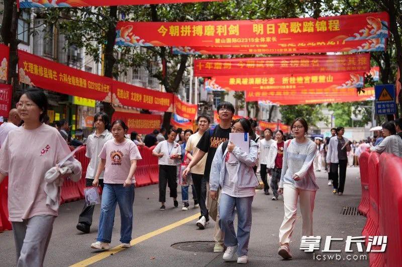 考试结束，考生们步履轻松，走出考场。
