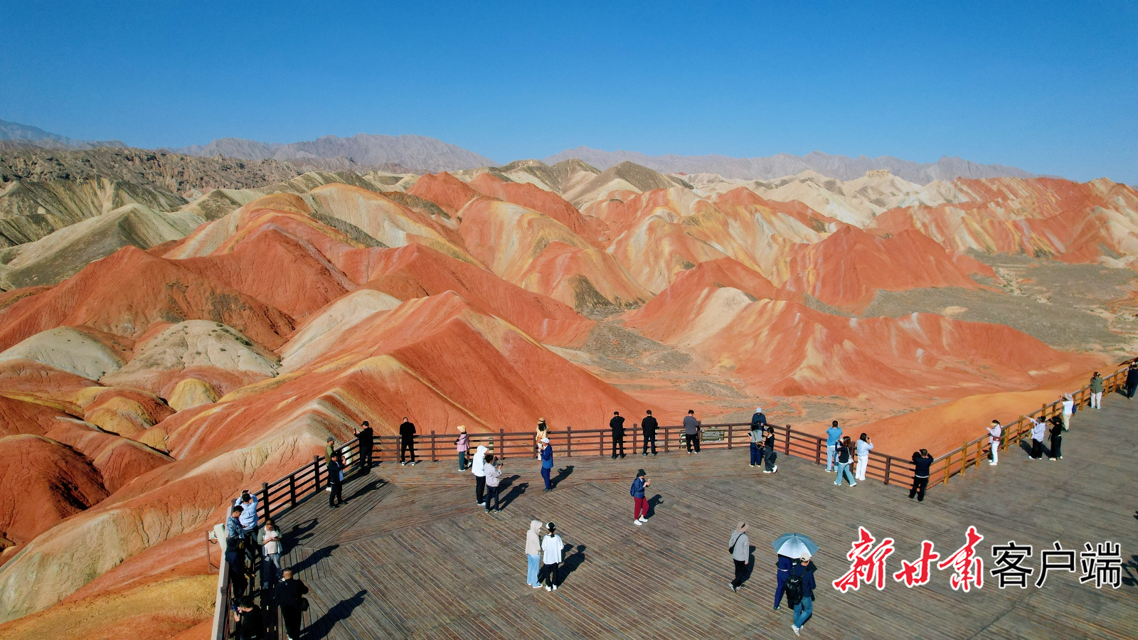 张掖七彩丹霞旅游景区吸引游客纷至沓来 本文图片除署名外均为新甘肃·甘肃日报记者 侯洪建 摄