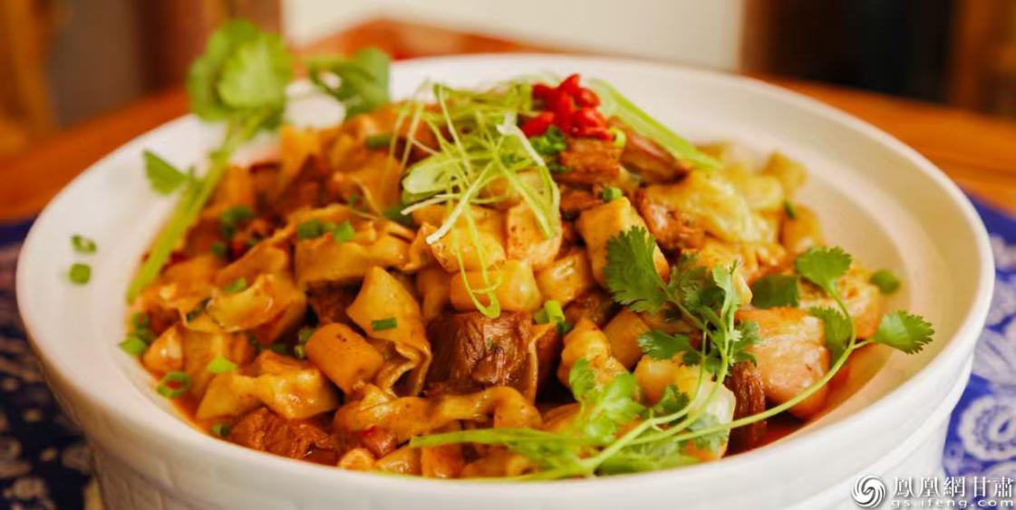 羊肉垫卷子面熟肉烂、红亮不腻，汁浓味美、鲜香味醇。图源自甘肃省人民政府官网