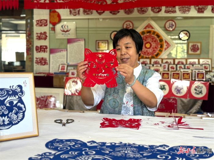 马路剪出虎头主题剪纸　文中图片均由西峰融媒提供