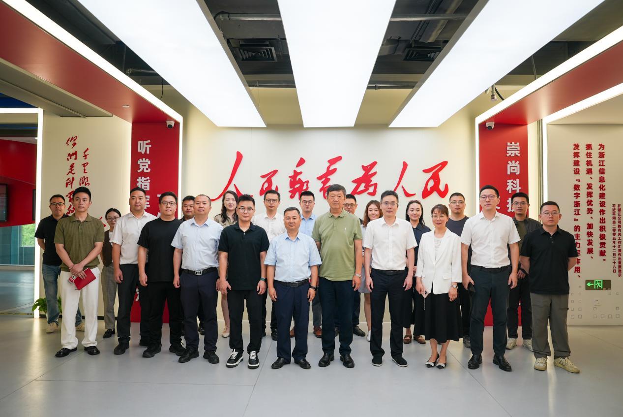 研讨会一行合影
