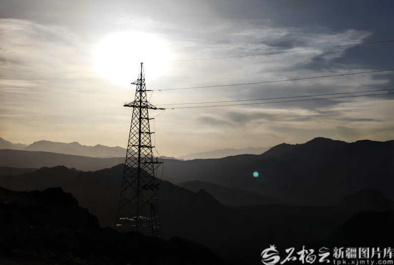 5月8日，一座铁塔矗立在山脊上。