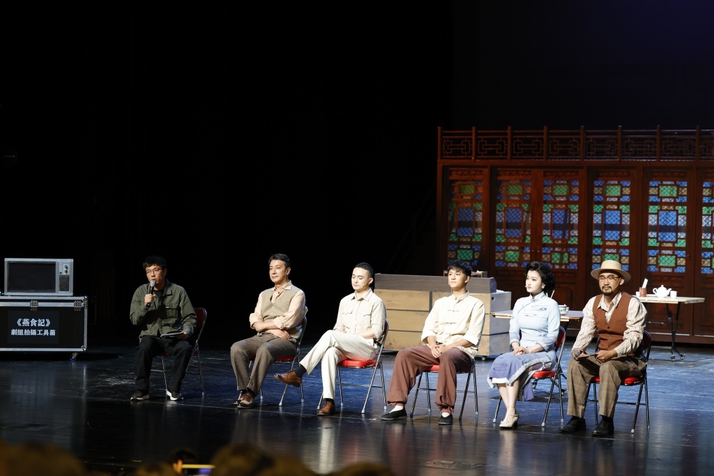 彩排场结束后，导演张肖（右一）带领一众演员和观众见面。摄影：王昊宸