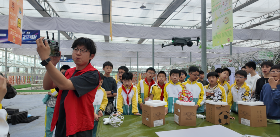 学院开展中小学生无人接研学