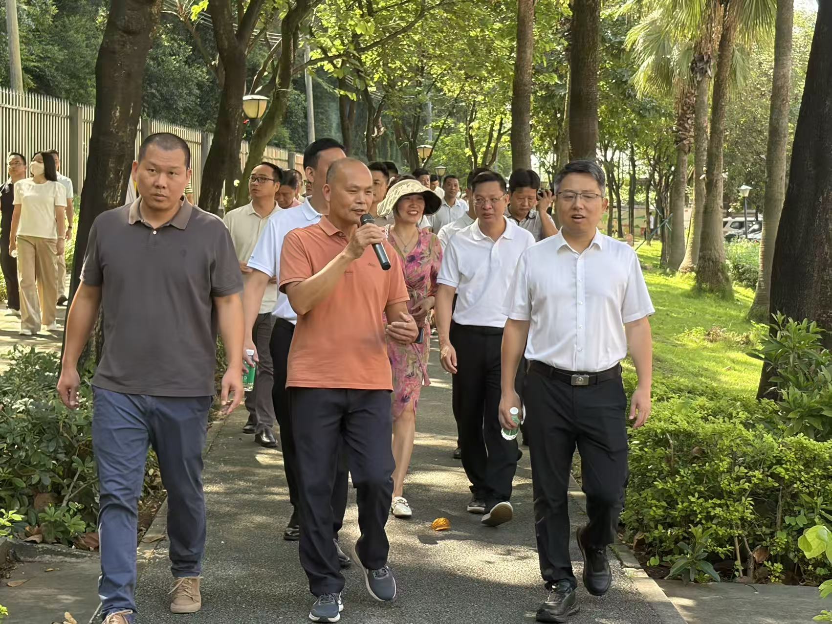 与会人员实地观摩中区社区环境。