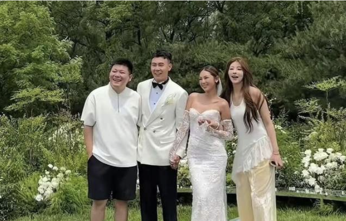 李晨同父异母妹妹大婚，大黑牛亲自到场祝福，合影曝光兄妹情深