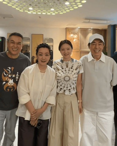 45岁陈婷越发年轻，看起来像30多岁。
