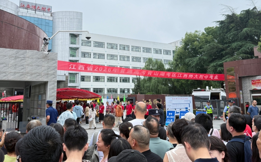 ▲江西师大附中考点门口，家长在门口等待考生出场