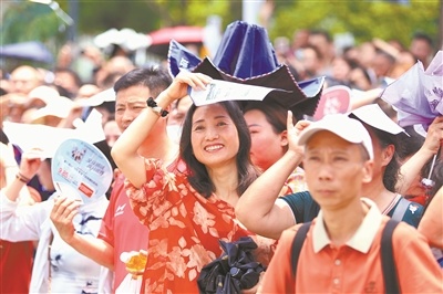 考场外，家长默默守候