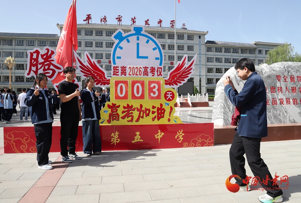 老师和学生合影
