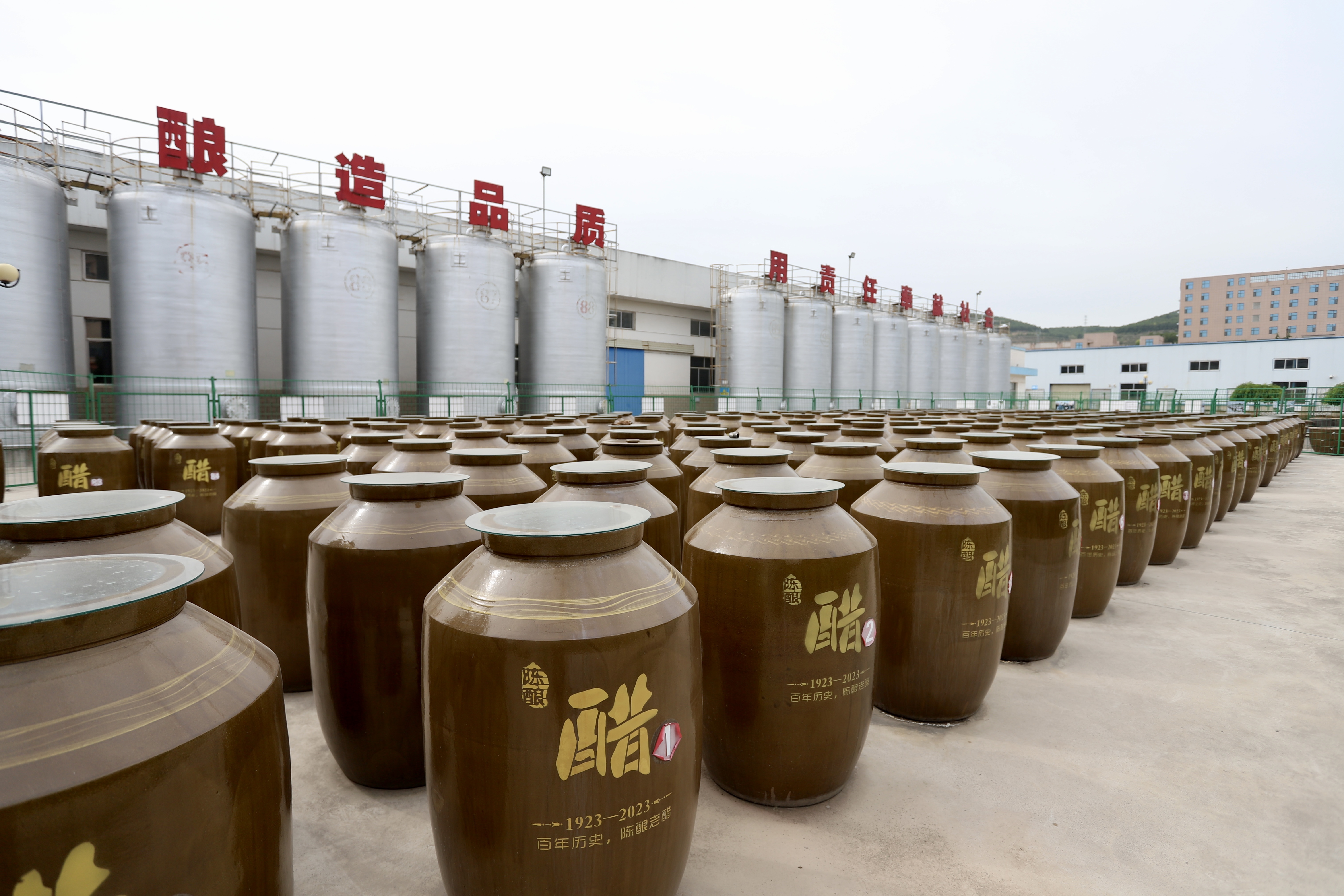 图2为图为露天陈酿区陶缸整齐排布，尽显古法酿醋工艺(崆峒区融媒体中心供图).jpg
