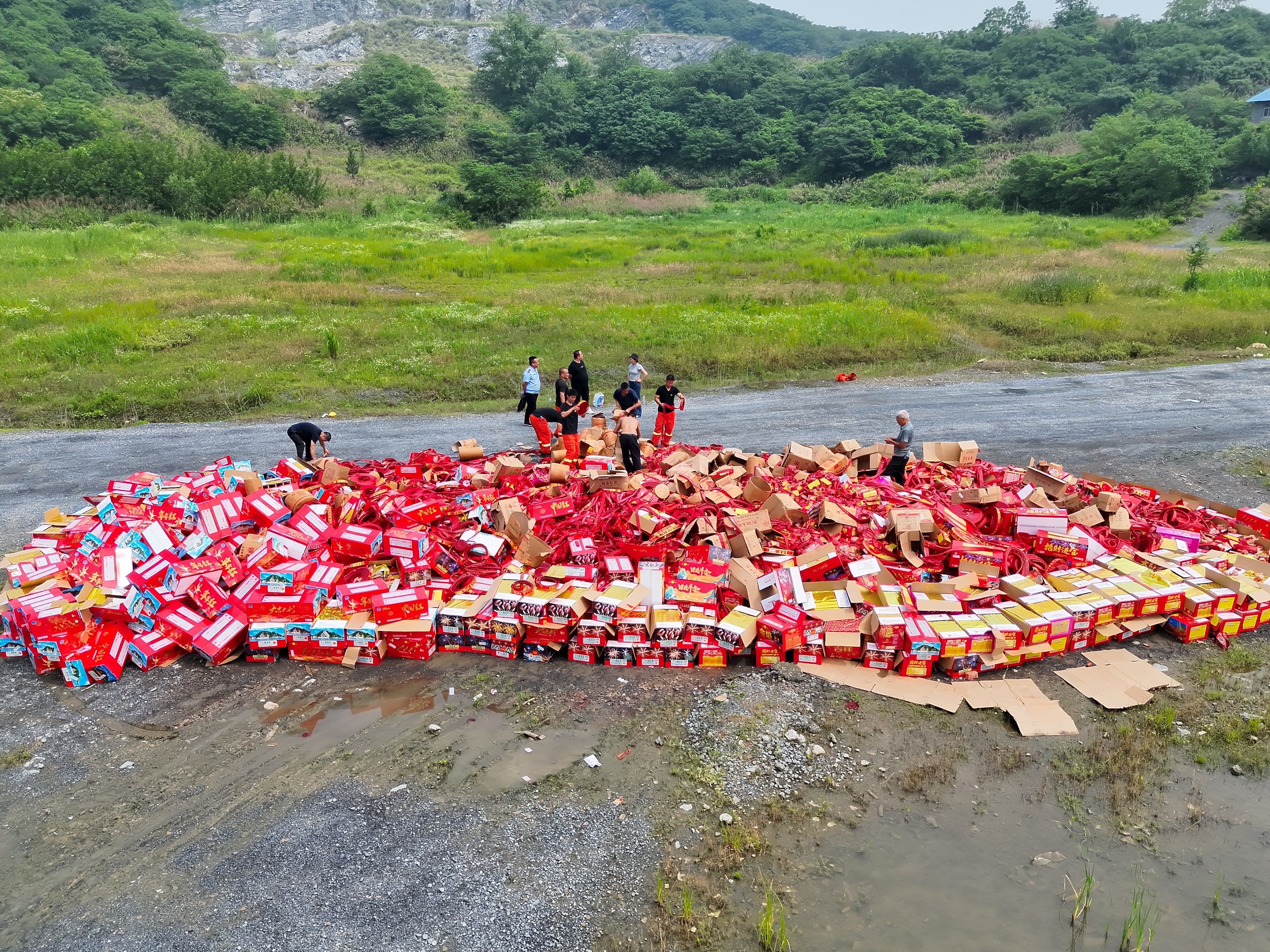 九江湖口:集中销毁非法烟花爆竹