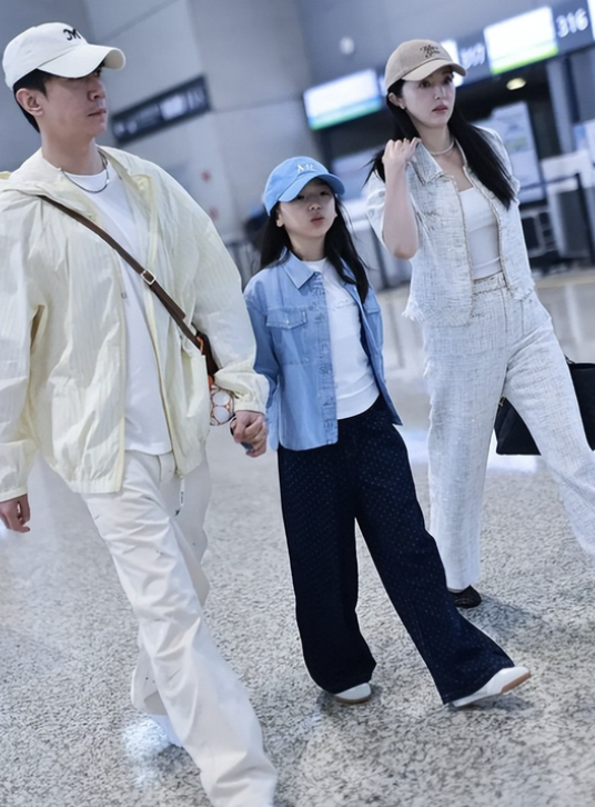网友偶遇董璇带小酒窝 一家人画面温馨