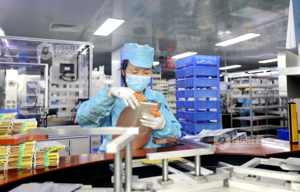 2026年6月8日,江西省吉安市峡江县工业园区一新能源企业内,经过定向培训的工人在赶制产品订单。