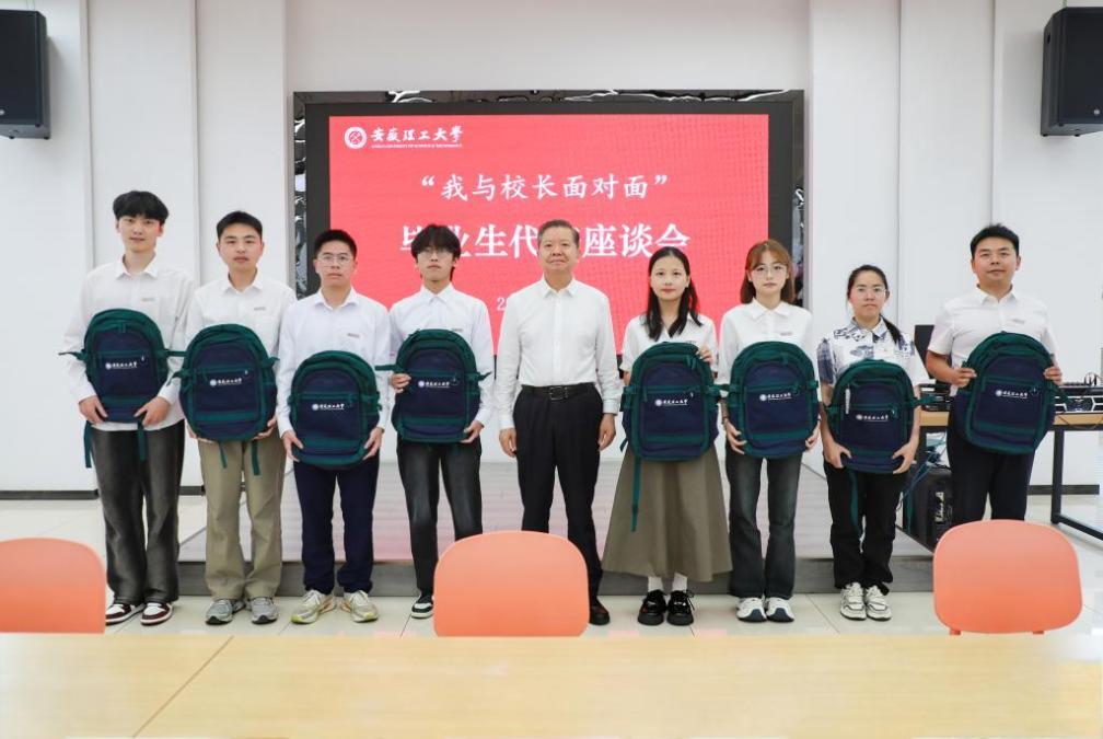 袁亮为毕业生代表赠送纪念品并合影（摄影：施培松）