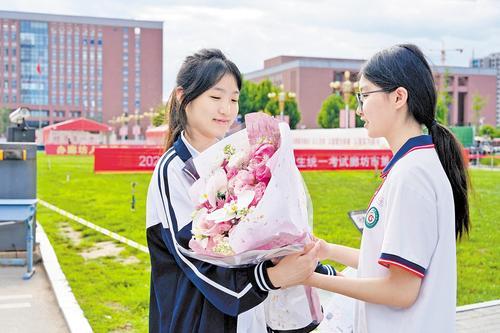 6月9日，在廊坊市第一中学考点，结束考试的考生收到鲜花。本报记者 王伟摄