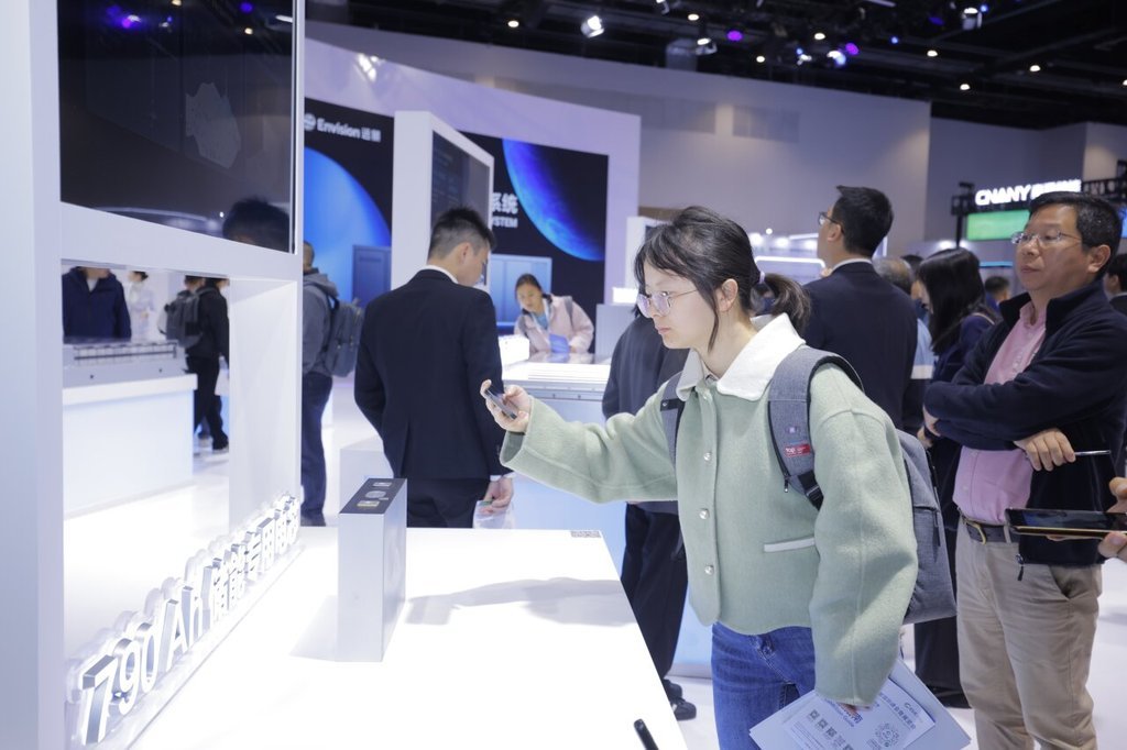 4月1日，在北京举行的第十四届储能国际峰会暨展览会上，与会人员参观全球最大方壳卷绕790安时储能电芯。 胡逸飞摄