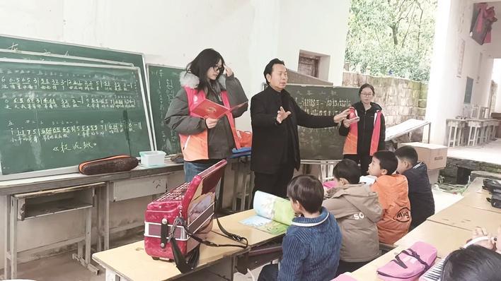 王群益的深山音乐课堂 通讯员供图