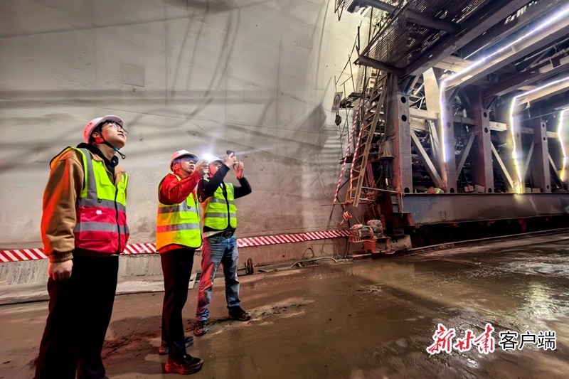 建设者检查隧道施工质量