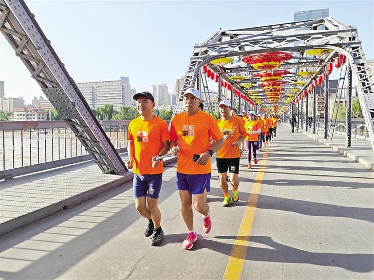 黑暗跑团兰州站队员跑过兰州中山桥