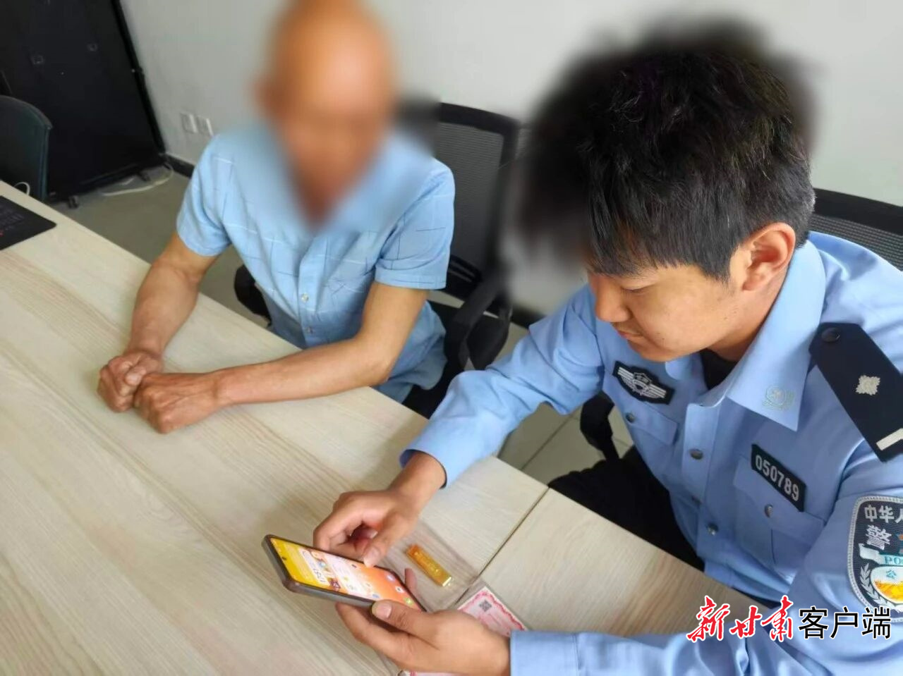 反诈民警及时劝阻受骗群众，挽回损失。图片由嘉峪关市公安局提供