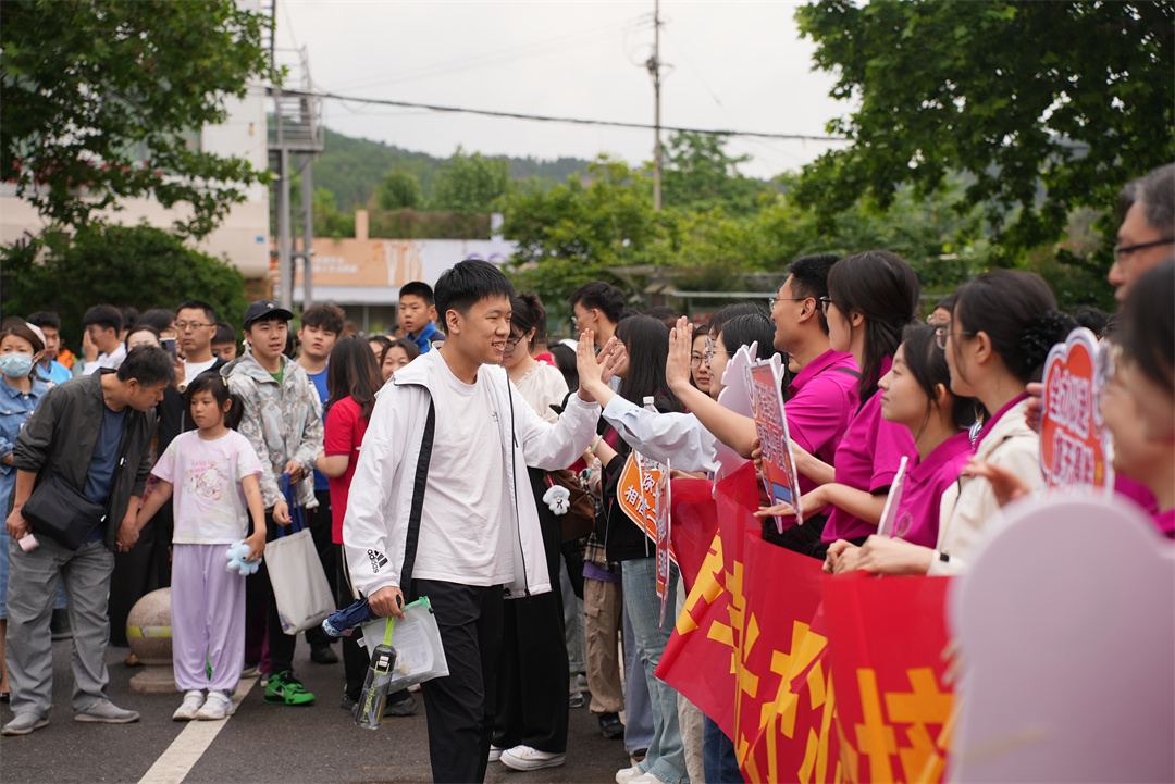 太暖心!青岛国企开放4A级景区,为陪考家长设清凉驿站