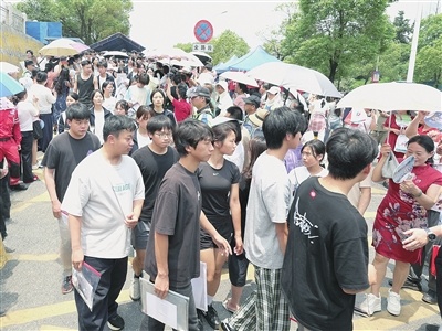 江西萍乡：高考首日平稳启幕（图）