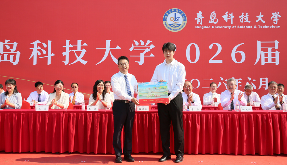 党委常委、副校长吕万翔代表学校与毕业生代表互赠纪念品
