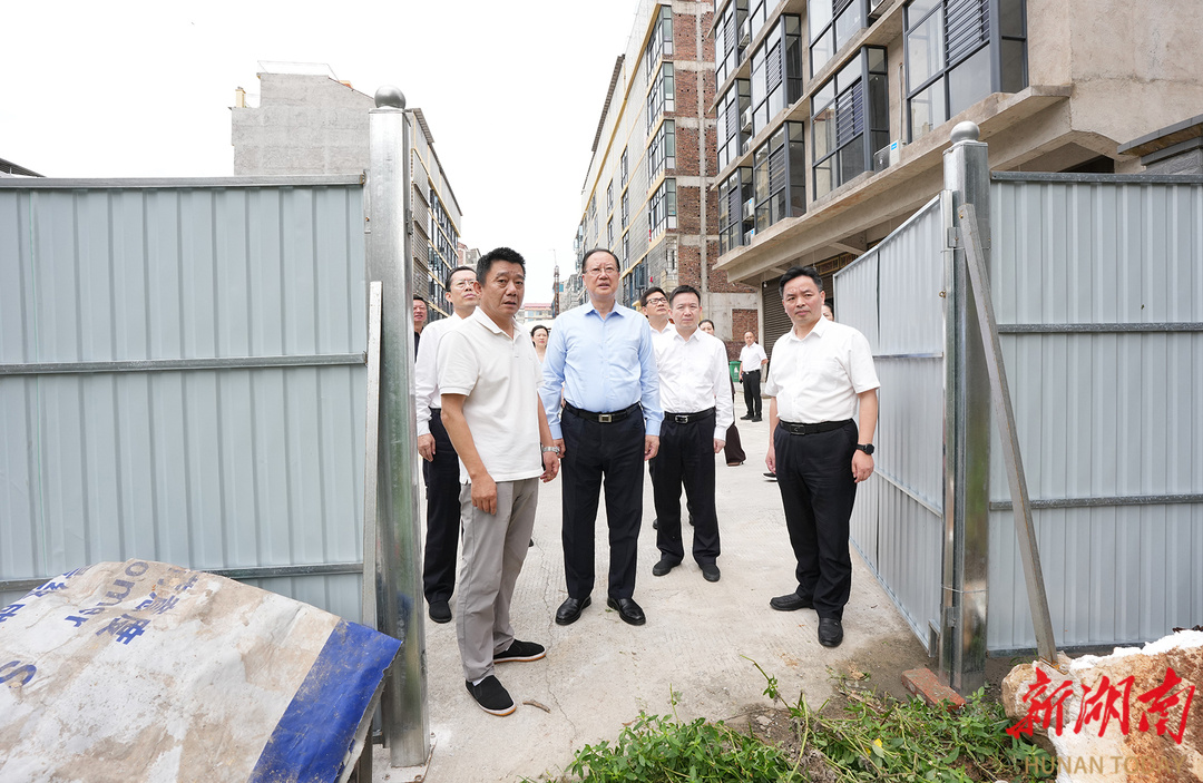 毛伟明现场查看丽春安置小区周边道路情况。