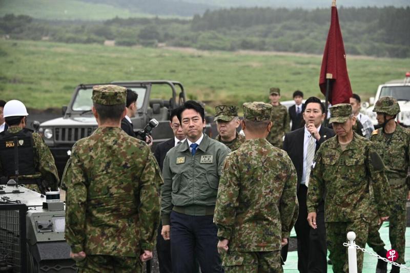 日本防长小泉进次郎(中)星期天(6月7日)到静冈县东富士演习场视察陆上自卫队的实弹演习。他强调,日本要以现代化军备,应对战后最严峻局势。