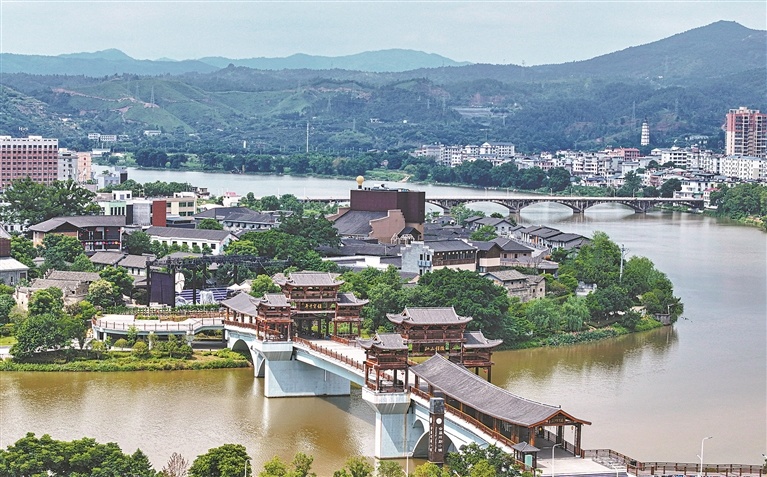 5月29日，航拍下的会昌戏剧小镇庄重大气，风光旖旎。