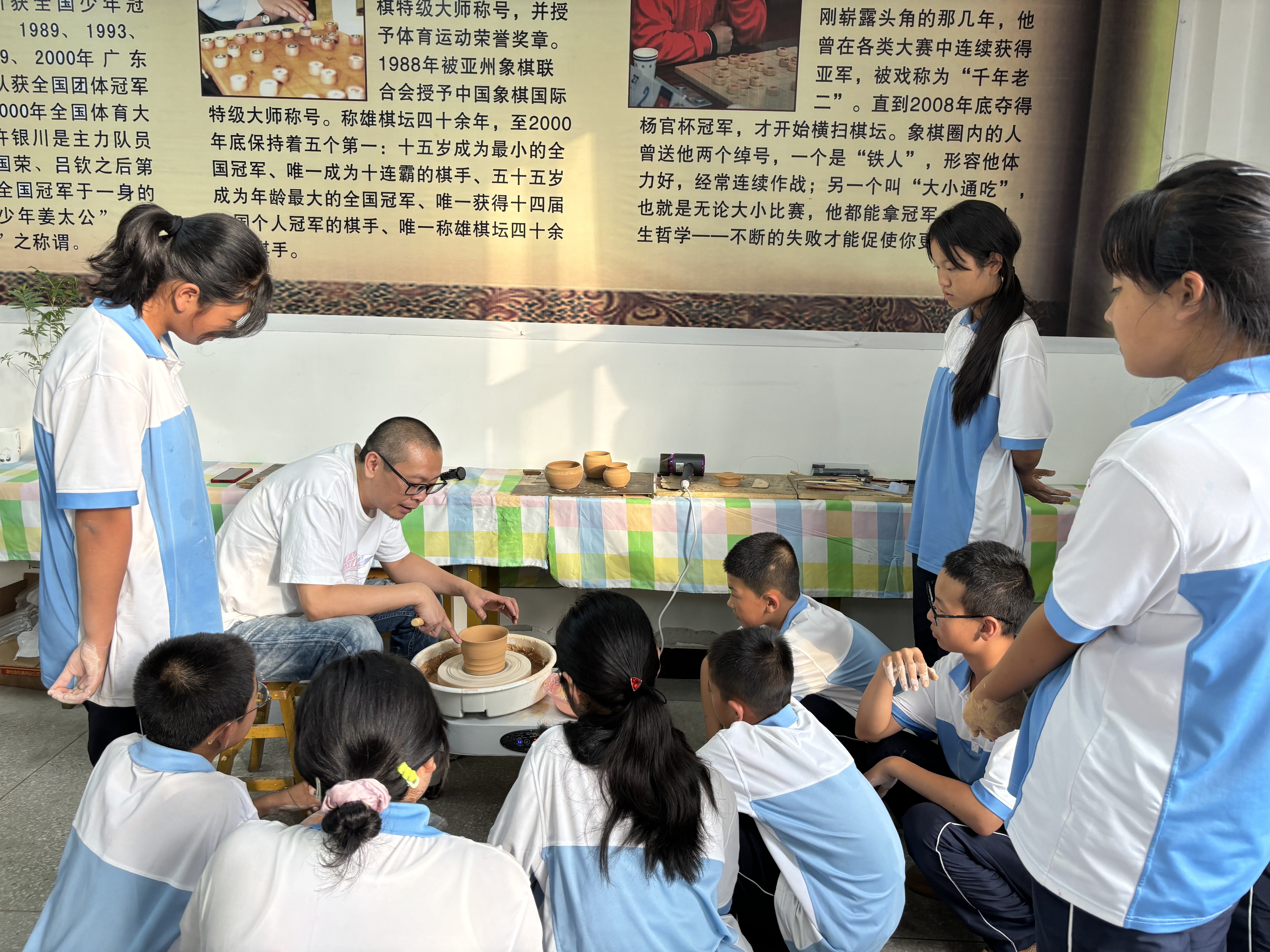 （图片为何玉填给学生讲解陶艺创作的基础技巧）