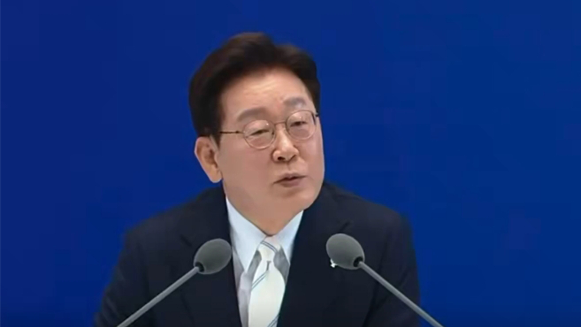 日本记者提“日韩军事合作”，李在明回应称日方应先向韩方真诚道歉，还举了一个生动的例子